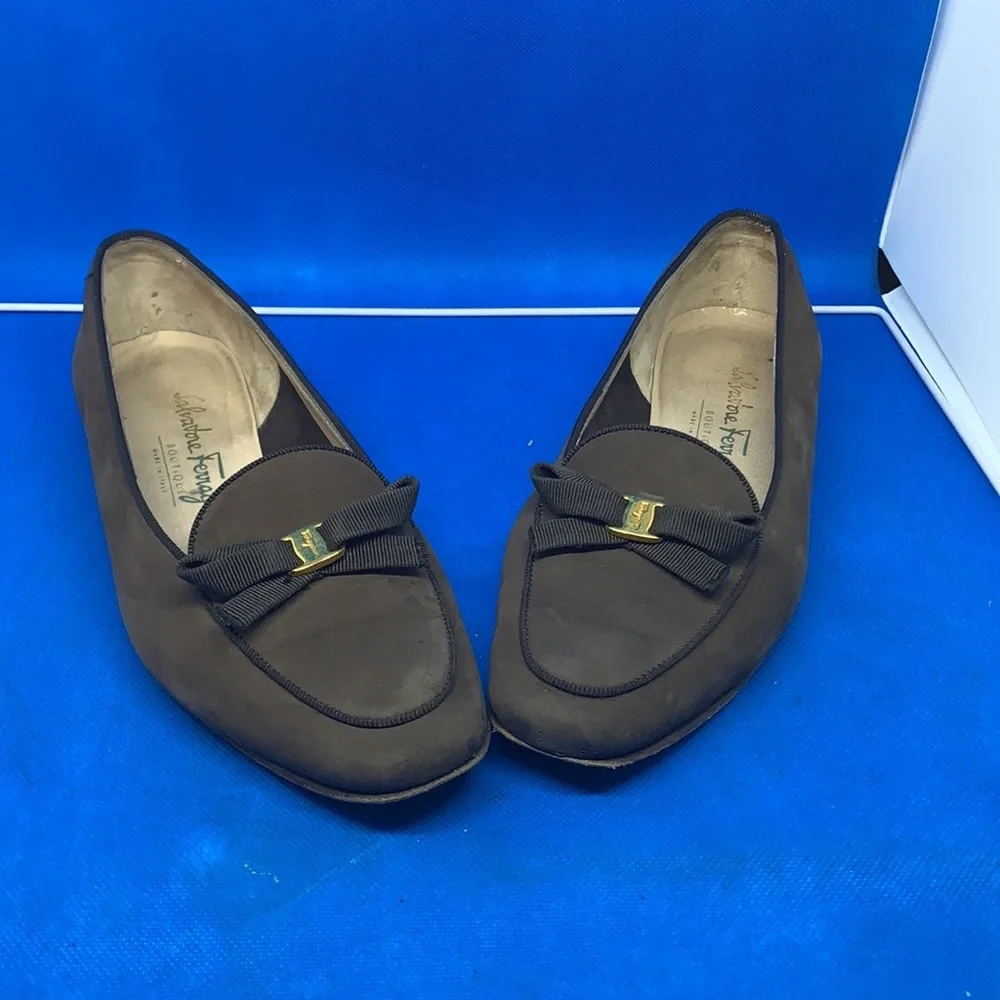 Salvatore Ferragamo Brown suede with gold hardware ‎ bow 6C